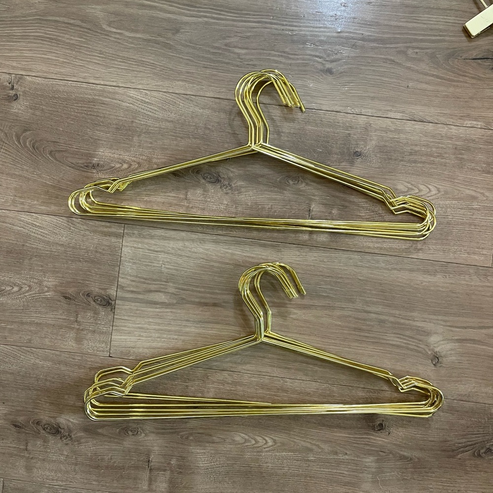 Gold hangers (20)